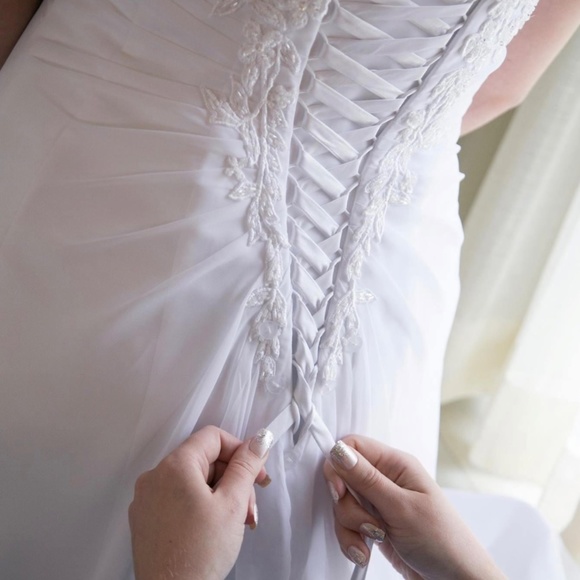 David’s Bridal Wedding gown - Picture 2 of 6